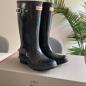 Hunter rain boots for girl. In glitter black.